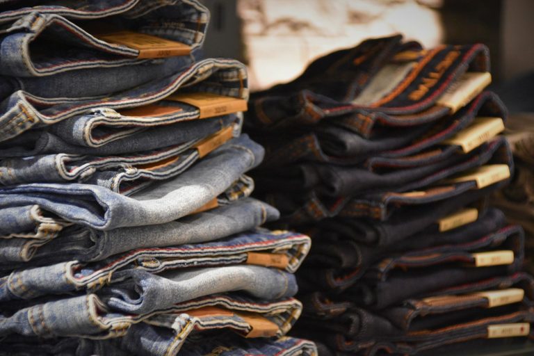 Moda futurista cabe no dia a dia? Descubra como usar essa tendência