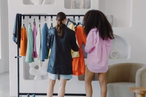 Roupas vintage podem parecer atuais? Descubra como modernizar seus looks